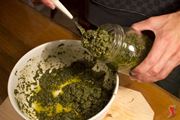 mettere il pesto in barattolo