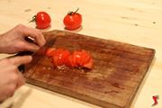 Tagliare pomodoro a dadini