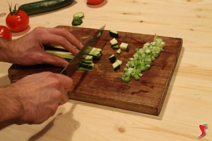 Tagliare le verdure a dadini