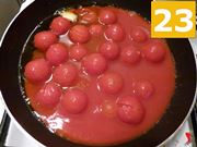 versare i pomodori nella padella