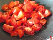 cuocio i pomodori con l'olio e l'aglio