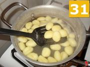 Unire gli gnocchi al condimento