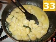 Unire gli gnocchi al condimento