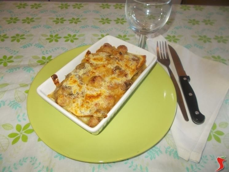 La lasagna con salsicce e funghi