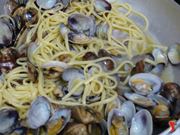 faccio saltare le linguine con le vongole