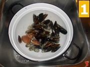 Lavorate le cozze e le vongole