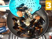 Lavorate le cozze e le vongole