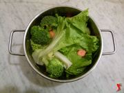 riporre verdure in pentola con acqua