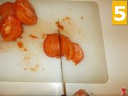 Tagliare i pomodori