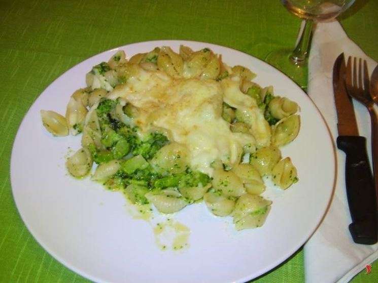 Pasta con i broccoli e mozzarella filante