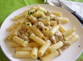 pasta con la salsiccia e panna