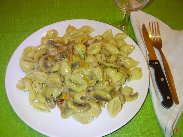 La pasta con funghi e salsicce