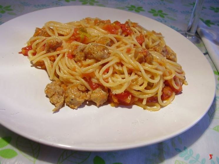 spaghetti con salsiccia al sugo