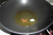 padella con aglio e peperoncino