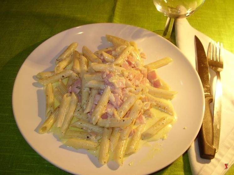 Le pennette con <strong>panna e prosciutto</strong> cotto