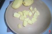 tagliate le patate in piccoli cubi