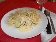 Le penne zucchine e salmone