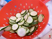 taglio le zucchine a rondelle