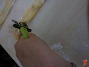 taglio ravioli con rotella taglia pasta 
