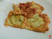 ravioli con salsa e ricotta