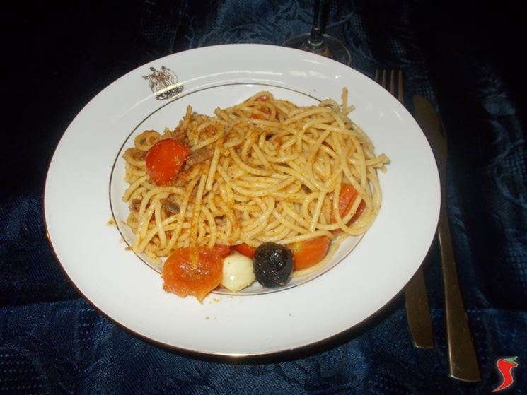 Gli spaghetti con acciughe e pangrattato