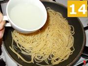 Condite la pasta