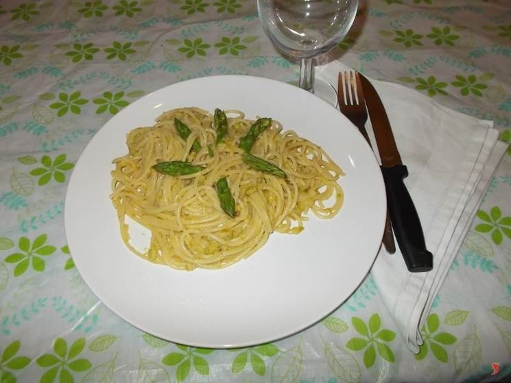 Gli spaghetti con gli asparagi