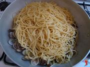 aggiungere spaghetti alle vongole