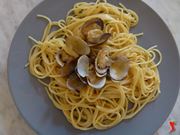 servire gli spaghetti con le vongole