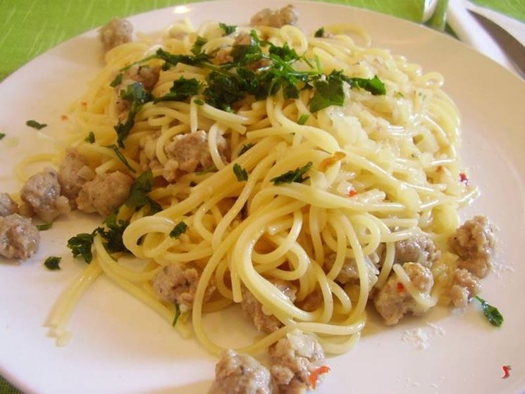 spaghetti con la salsiccia