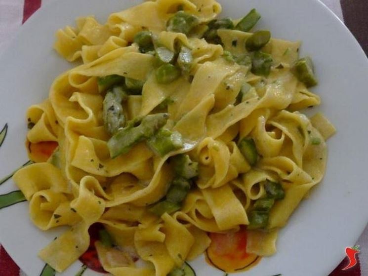 fettuccine con asparagi