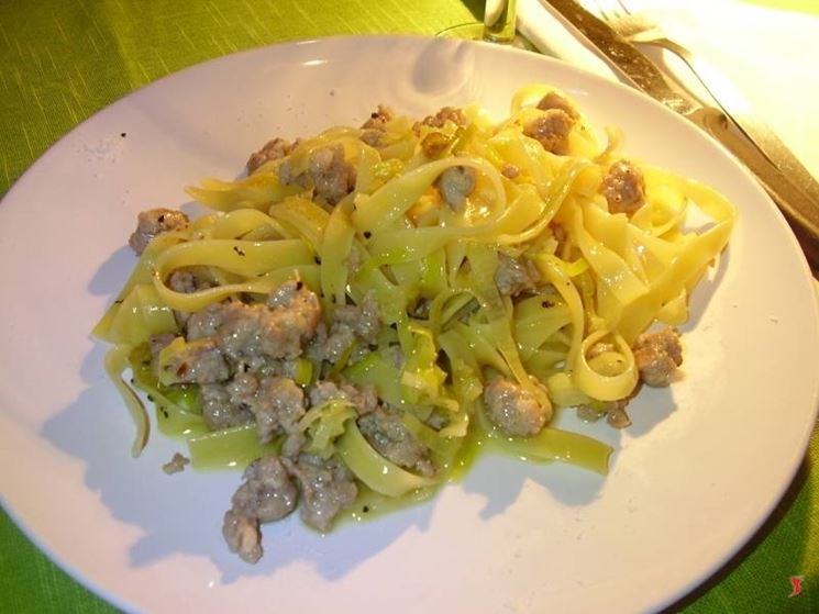 tagliatelle con salsiccia