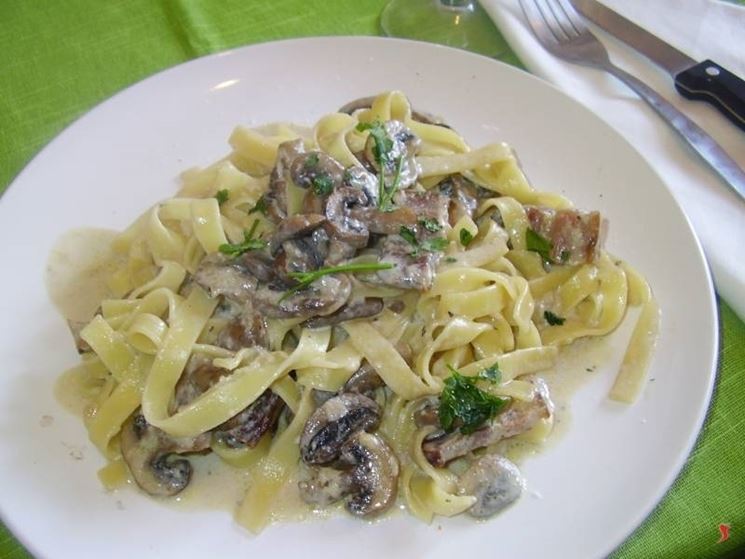 tagliatelle panna e funghi