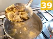 estrarre i tortellini dall'acqua