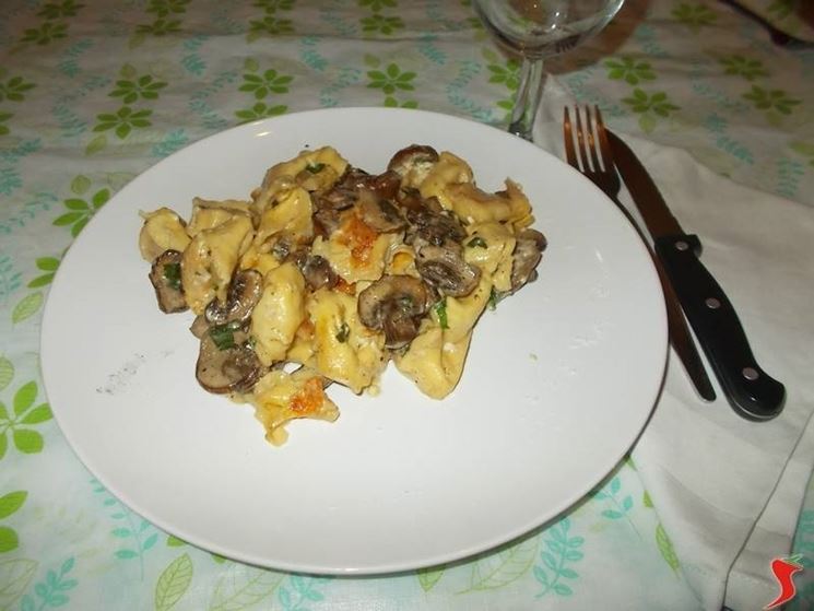 I tortellini con i funghi al forno