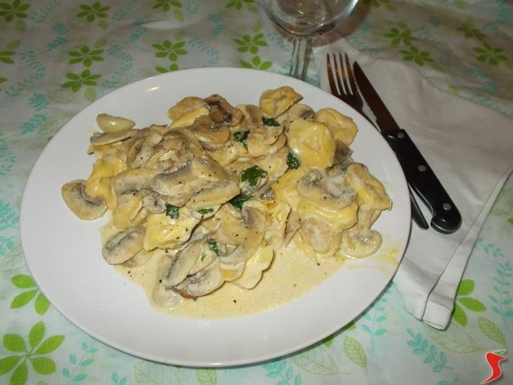 I tortellini con la panna e i funghi