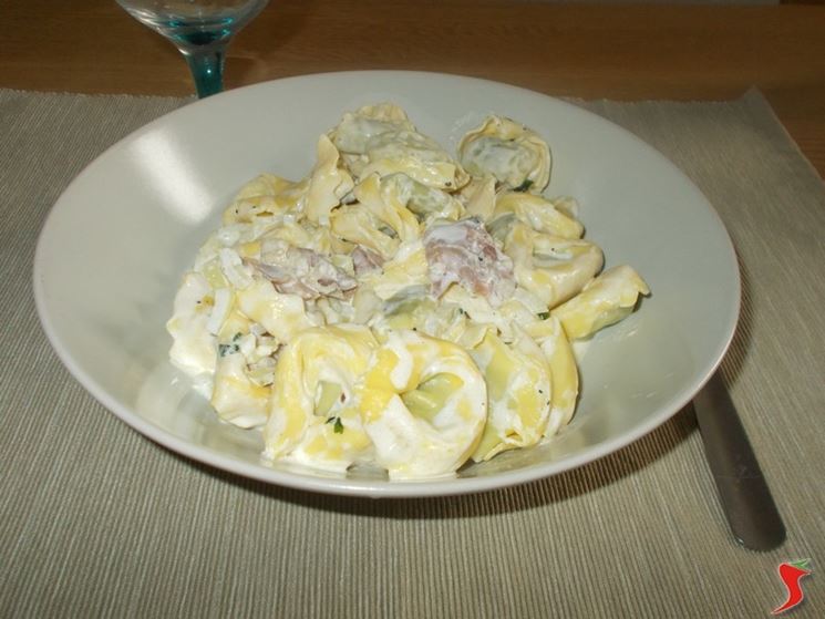 Tortellini panna e prosciutto