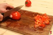 taglio pomodori a cubetti