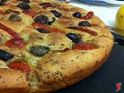 focaccia con pomodorini e olive