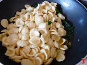 dopo aver cotto le orecchiette le salto con il soffritto e i broccoletti