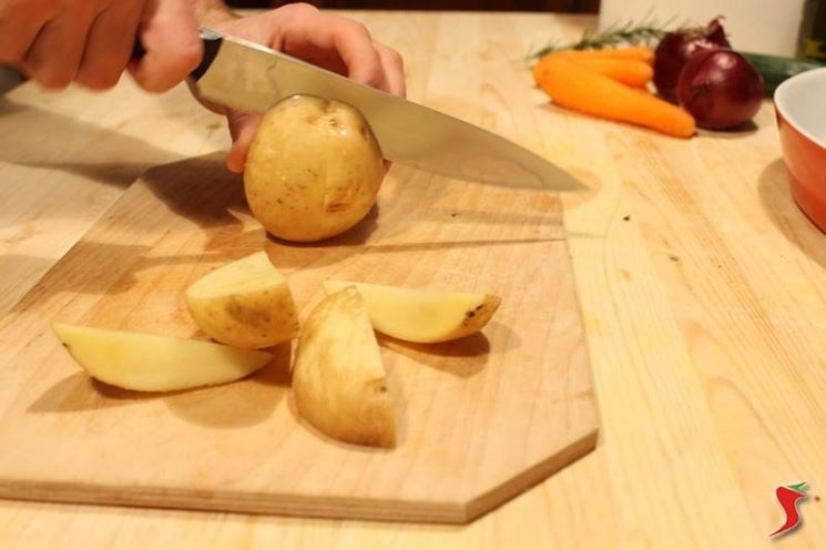 Tagliare patate a spicchi