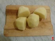 tagliare le patate a metà