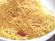 ripasso gli spaghetti nell'olio con il pangrattato il prezzemolo e il formaggio