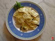 servire i ravioli con la salvia