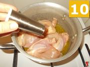 Aggiungere gli ingredienti al pollo