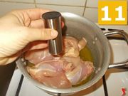 Aggiungere gli ingredienti al pollo