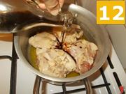 Aggiungere gli ingredienti al pollo