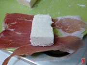 dispongo la mozzarella sul prosciutto