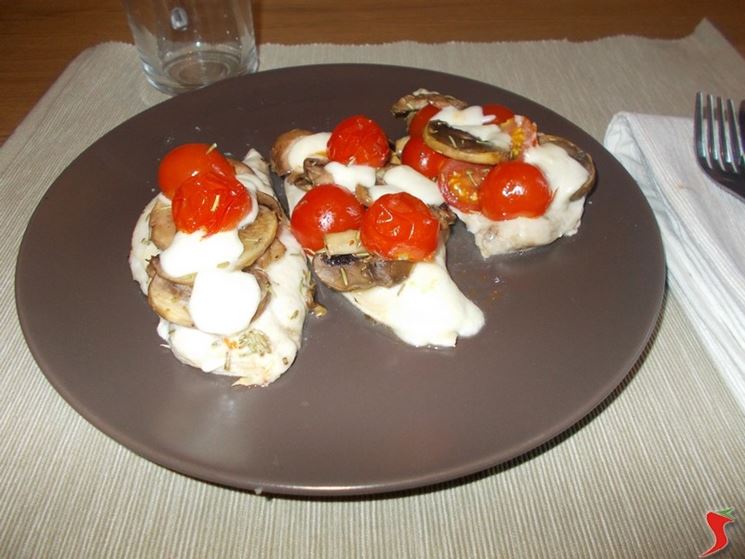 pollo con funghi mozzarella pomodori