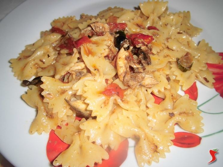 Farfalle al sugo di sgombro e olive nere